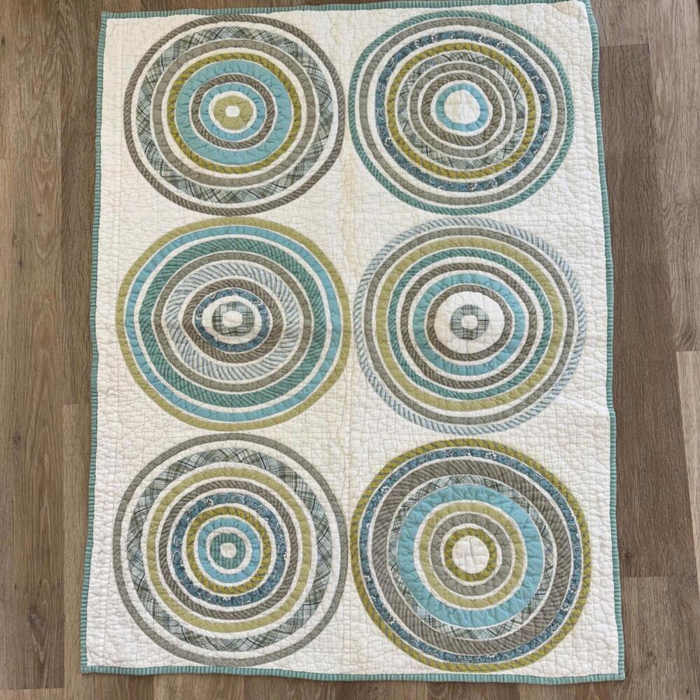 The Land of Nod Quilted Crib Appliqué Blanket 45 X 35 Circles